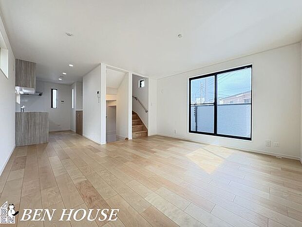 リビング・大きな窓で陽当たり良好、家族の憩いの時間ものびのび過ごせるＬＤＫになっています。