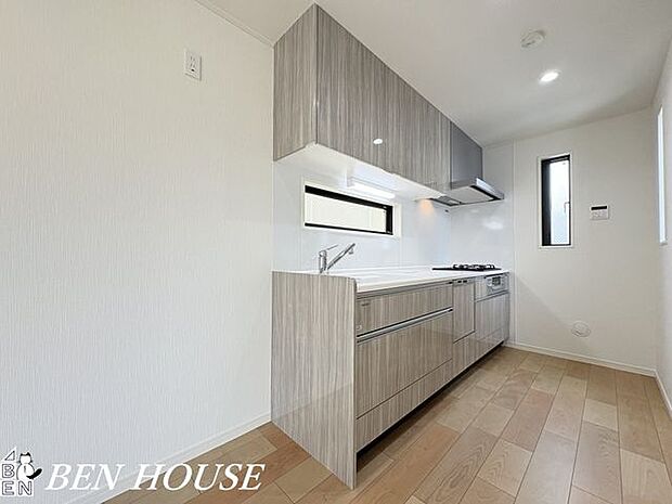 キッチン・お子様と並んで料理をしても余裕の広さのキッチン。お手伝いが楽しくなり、料理の幅も広がりそうです。