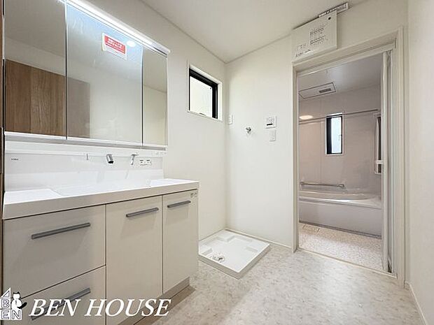 洗面台・デザイン性が高く、シンプルな洗面台です。視覚的に広がりを感じられるので、スッキリとした印象になります。