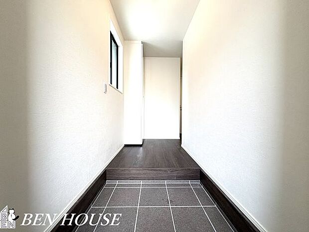 玄関・ご家族分の靴もたっぷりしまえる大型シューズボックス採用！玄関スペースをすっきり見せることができます。