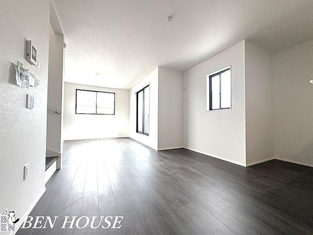 リビング・採光の良いLDKで晴れた日は室内も明るいです。風通しも良いので換気もこまめにでき一年中快適に生活ができます！