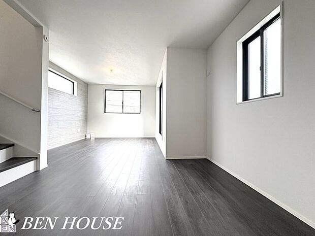 リビング・リビングに階段を設けることで開放感あふれる空間を演出し、家族のつながりを感じながら動線もスムーズに活用できる設計です。