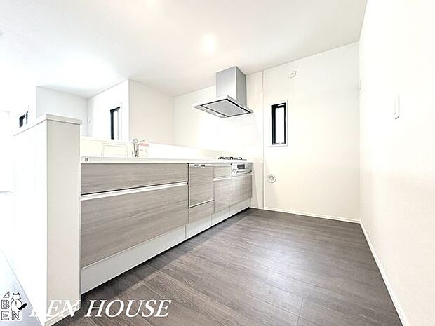 キッチン・お子様と並んで料理をしても余裕の広さのキッチン。お手伝いが楽しくなり、料理の幅も広がりそうです。