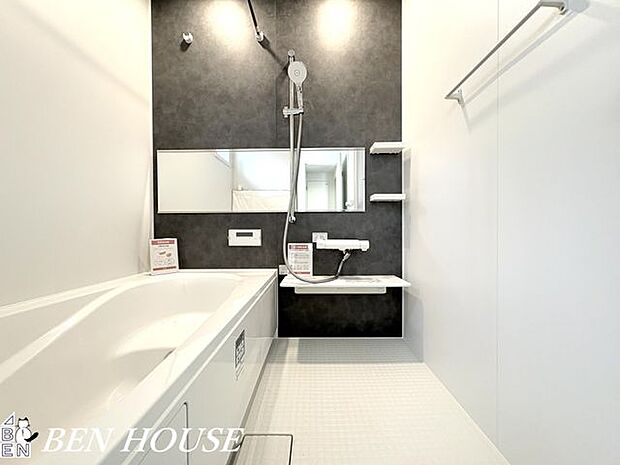 浴室・一日の疲れを癒す広々としたお風呂。脚を伸ばしてゆったりと入浴してリラックスタイムを満喫できるバスルームです。