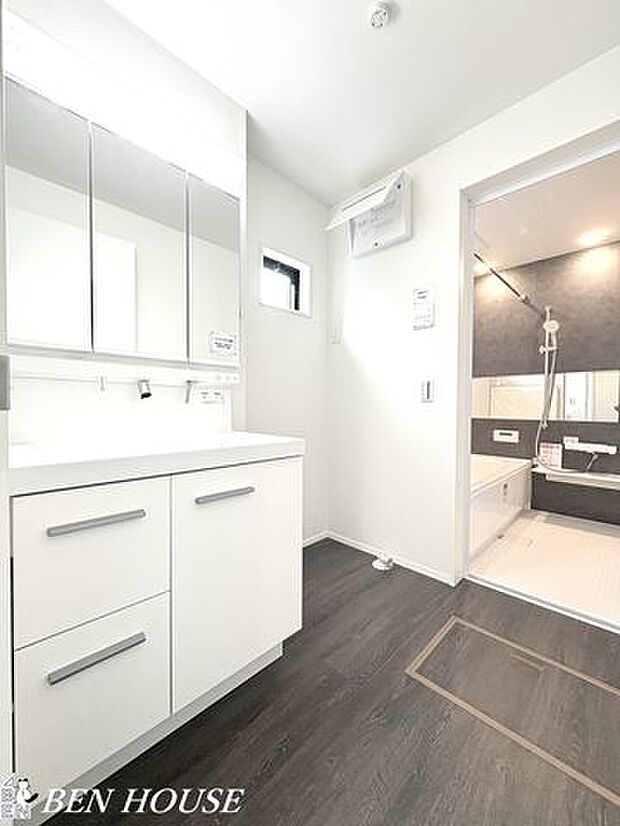 洗面台・デザイン性が高く、シンプルな洗面台です。視覚的に広がりを感じられるので、スッキリとした印象になります。