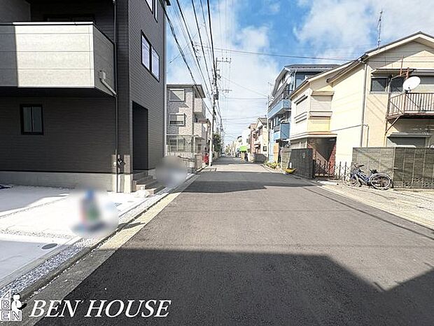 前面道路含む外観・ゆとりある前面道路に面した開放感溢れるお住まいです。見通しの良い前面道路でお車の駐車もしやすいです。