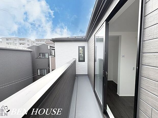 バルコニー・バルコニーからの景色は高い建物がなく開放感があります。陽当りも望めるので室内が明るく暖かな空間になりそうです。