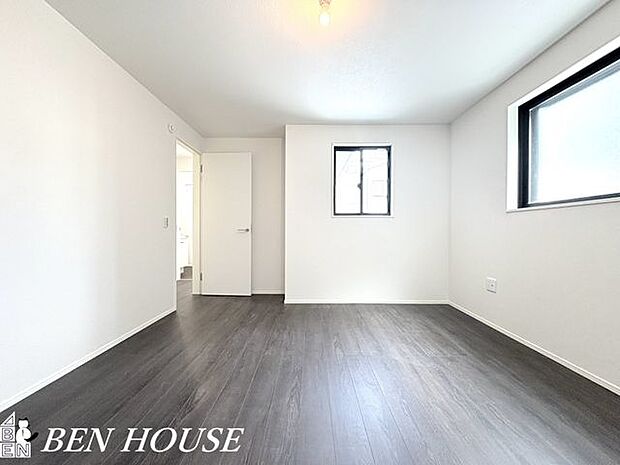 洋室・好みのインテリアで生活を彩れる、清潔感のある白を基調としたお部屋になっています。