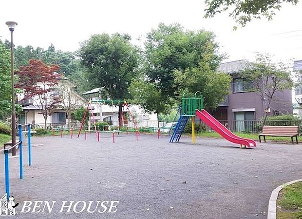 公田町西公園 徒歩10分。住宅街の中にありとても静かな公園です。幼児向けの遊具が設置されています。 760m