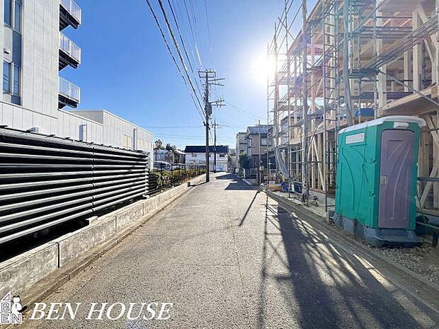 前面道路含む外観・ゆとりある前面道路に面した開放感溢れるお住まいです。見通しの良い前面道路でお車の駐車もしやすいです。