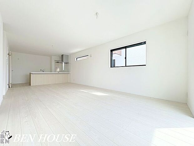 リビング・開放感あふれるリビングは、家具の配置がしやすい広さと動線設計で毎日の暮らしを快適に。穏やかな色調がくつろぎの時間を上質に演出します。