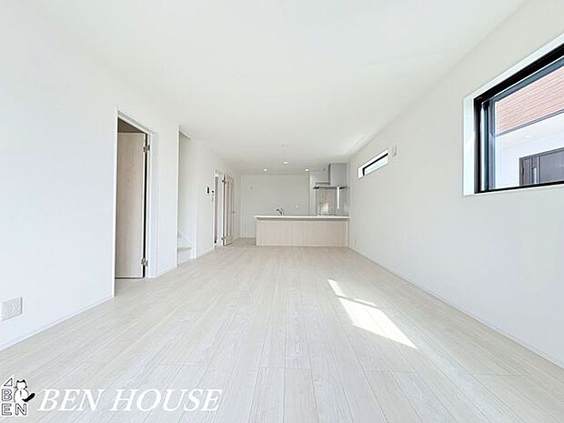 リビング・シンプルで上質な内装のリビングは、インテリアが映える落ち着いた雰囲気。広さと機能性を兼ね備え、休日のリラックスタイムを叶えます。