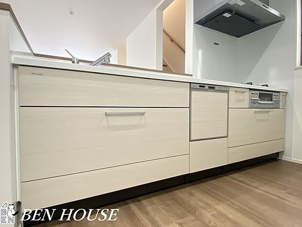 キッチン（同仕様参考写真）・広々としたキッチンは効率よくお料理が出来ます。家族でお料理も楽しめそうです。