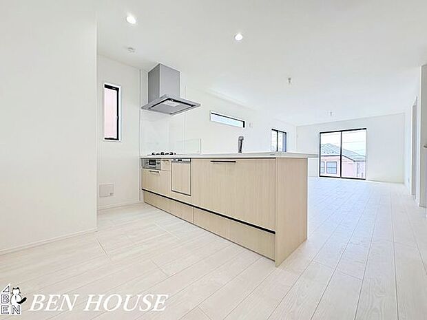 キッチン・白を基調とした明るいキッチン。収納力もあり、すっきりと整った美しい空間で料理がはかどります。