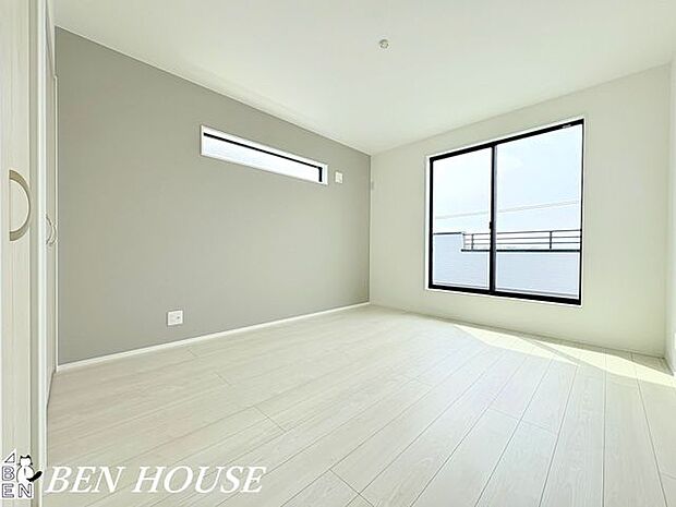 寝室・シンプルで上質な仕上げの寝室は、収納力に優れ荷物も整理しやすく、ゆったりと過ごせるプライベートな安息の場を提供します。