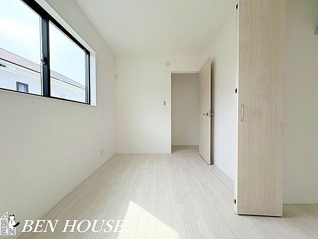 子供部屋・学習机が置きやすい動線と収納を意識した子ども部屋。自然光が差し込み集中力を高める環境で毎日の勉強がはかどります。