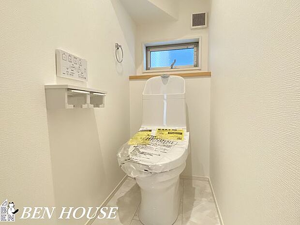 トイレ(同仕様参考写真)・快適なトイレタイムに欠かせない温水洗浄便座付きトイレです。