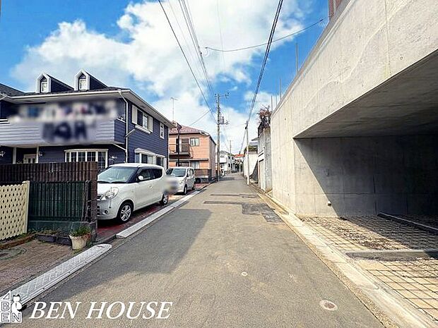 前面道路含む外観・落ち着いた前面道路が印象的な住環境。生活利便施設が徒歩圏に整い、穏やかな雰囲気と日常の使いやすさが両立しています。