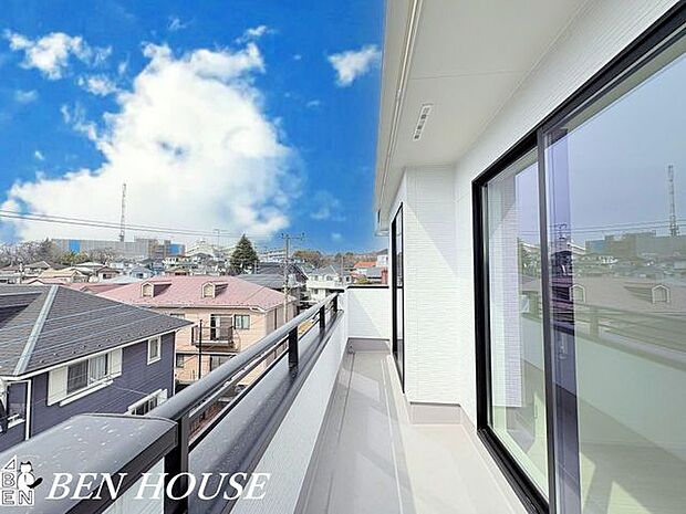 バルコニー・限られた広さだからこそ管理しやすいバルコニー。お手入れの負担を抑えたい方にも安心です。