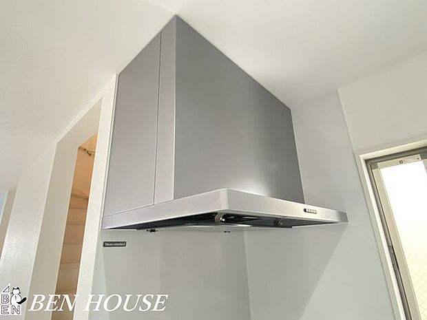 レンジフード・調理中の煙や油分、においを効率よく排出し、キッチンを清潔で快適な環境に保てます。