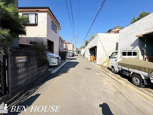 前面道路含む外観・交通量が少なく静かで落ち着いた住環境。車の出し入れもスムーズで、安心して暮らせる住宅です。