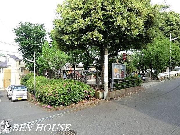 上白根第二公園 徒歩4分。樹々に囲まれた気持ちのよい公園です。 310m