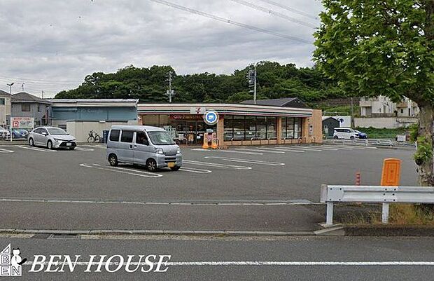 セブンイレブン横浜野庭団地前店 徒歩6分。お出かけ前やお帰りの立ち寄りにも便利なコンビニ。 470m