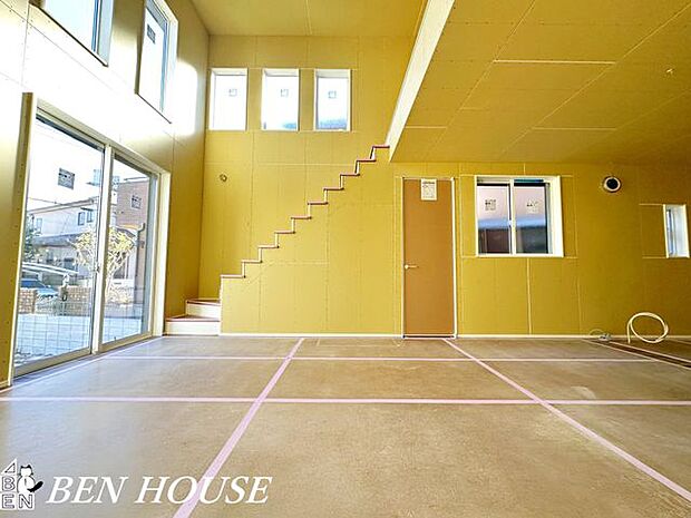 リビング・大きな窓で陽当たり良好、家族の憩いの時間ものびのび過ごせるＬＤＫになっています。