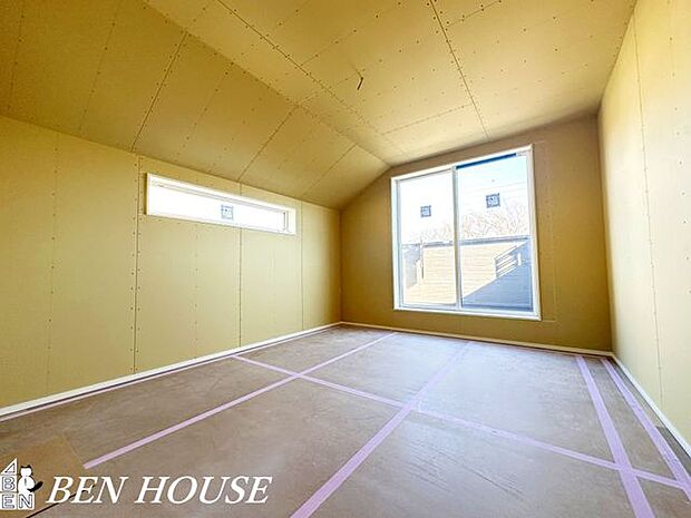 寝室・ゆとりある広さと落ち着いた色調の寝室は、十分な収納と窓からの柔らかな光で朝の支度も快適に、穏やかな眠りを誘う空間です。