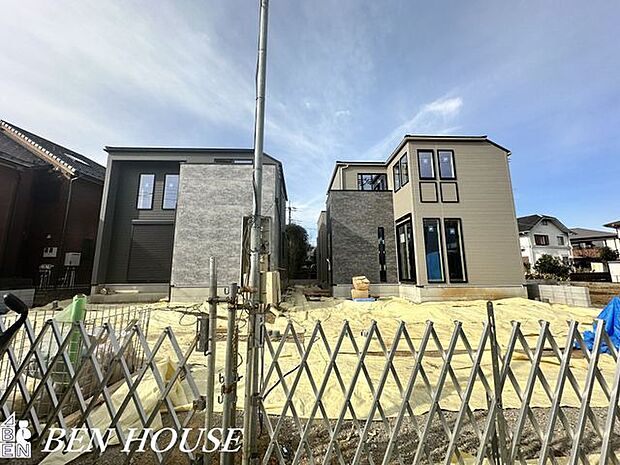 前面道路含む外観・ゆとりある前面道路が住まいを開放的に見せ、周囲の静かな街並みと調和した心地よさを感じられます。生活しやすい環境が整う外観が魅力です。