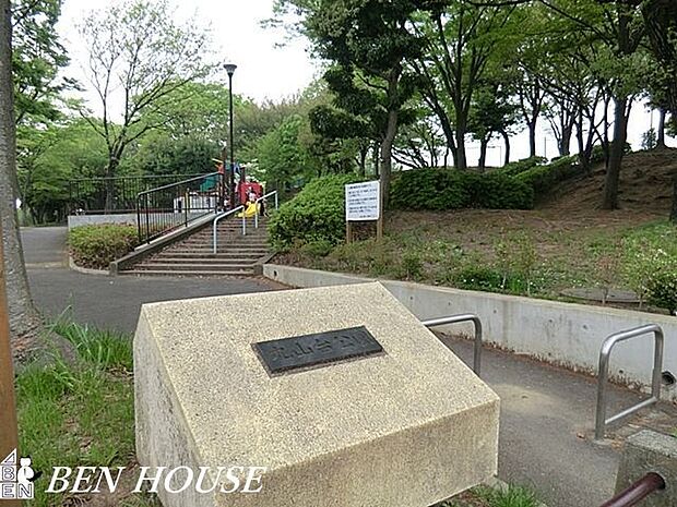 丸山台公園 徒歩9分。天気のいい日はお弁当を持ってきて、ピクニック気分も楽しめます。 650m