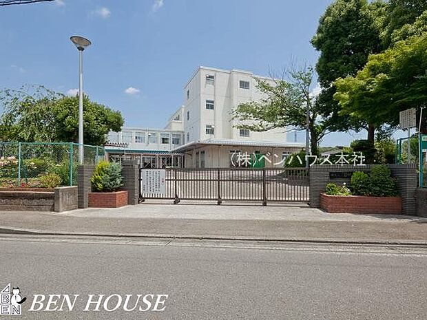 横浜市立日限山中学校 徒歩9分。部活動帰りの帰宅も安心の距離です！ 690m