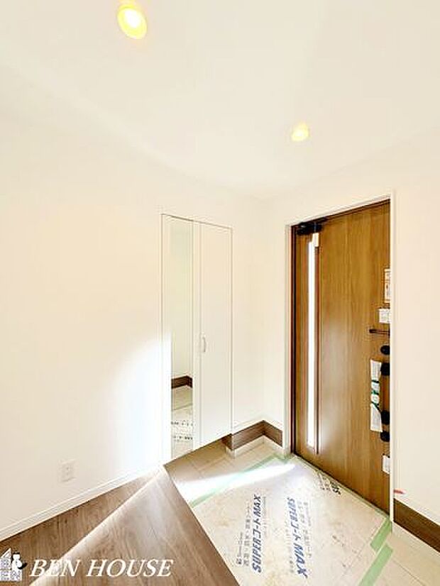 玄関・収納力のある下足入れのある玄関は、靴や外遊び用品の整理がしやすく家族の出入りが快適な設計です。