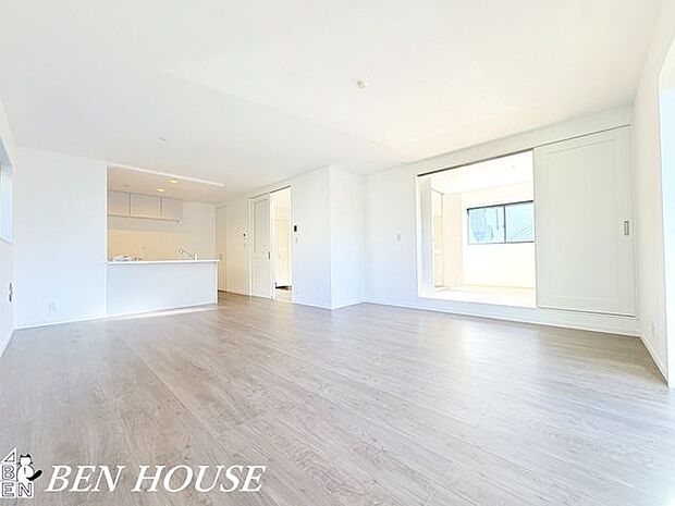 リビング・明るいフローリングと白い壁がつくる柔らかな雰囲気。家族の笑顔が映える、ナチュラルテイストのリビングです。