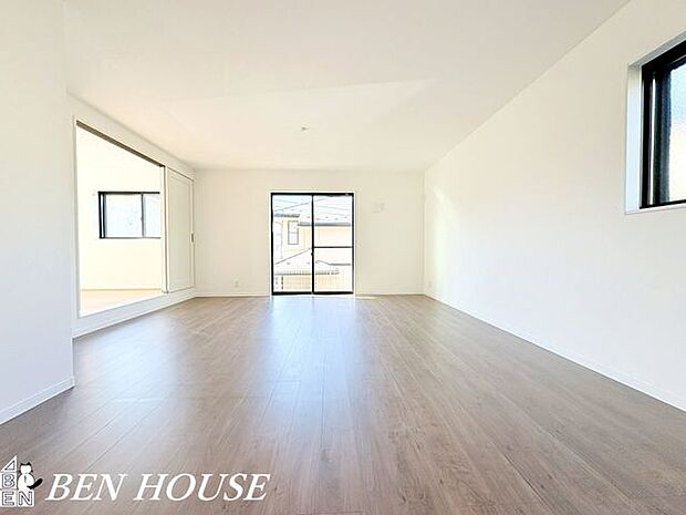 リビング・開放感あふれるリビングは、家具の配置がしやすい広さと動線設計で毎日の暮らしを快適に。穏やかな色調がくつろぎの時間を上質に演出します。