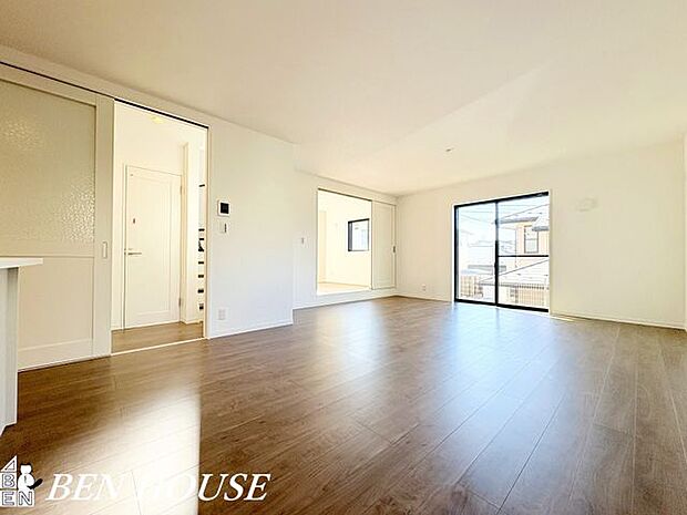 リビング・大きな窓から柔らかな光が差し込む明るいリビング。ゆとりある間取りで、家族の団らんが自然に生まれる心地よい空間です。