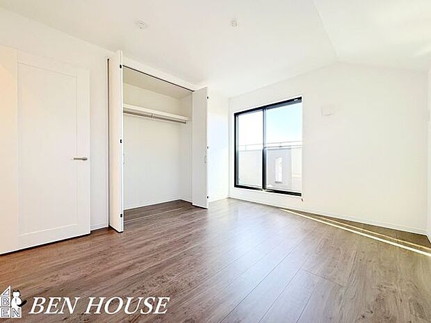 寝室・シンプルで上質な仕上げの寝室は、収納力に優れ荷物も整理しやすく、ゆったりと過ごせるプライベートな安息の場を提供します。