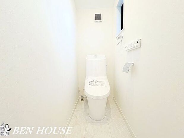 トイレ・清潔に利用出来るシャワートイレ。トイレットペーパーの使用量を減らす効果もあります。