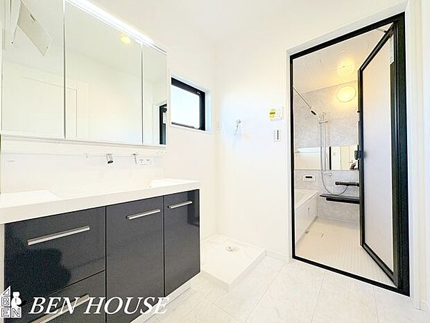 洗面台・朝の身支度や洗顔、手洗いを快適に行えるスペースで、収納も充実しており整理しやすく毎日の生活が便利になります。