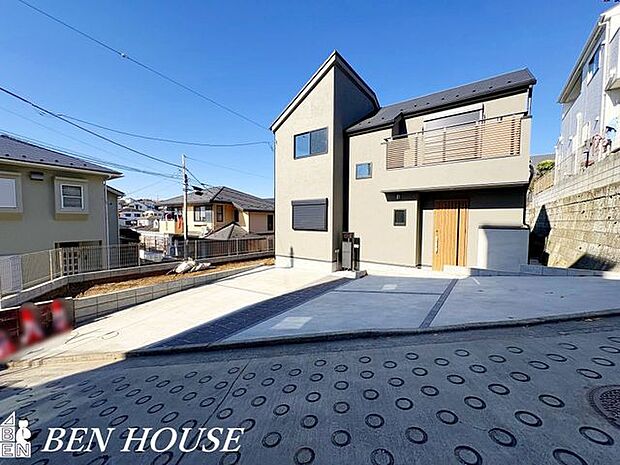 前面道路含む外観・落ち着いた前面道路が印象的な住環境。生活利便施設が徒歩圏に整い、穏やかな雰囲気と日常の使いやすさが両立しています。