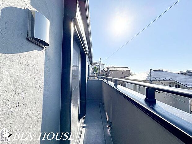 バルコニー・バルコニーにはたっぷりの陽光が降り注ぎ、家族のお洗濯物が心地よい太陽のぬくもりと風に包まれます。