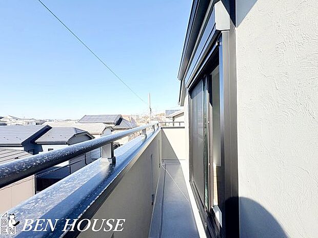 眺望・四方に広がる景色が楽しめるバルコニーは、眺望を生かしたレイアウトで屋外リビングとしても使いやすく快適です。