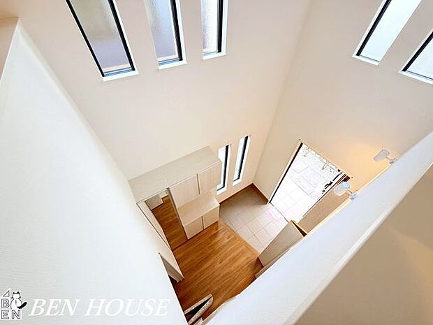 玄関・上部吹抜より自然光が差し込み明るくゆったりとした玄関ホール。ご家族揃ってのお出かけもスムーズ、お客様も気持ち良く迎え入れられます。