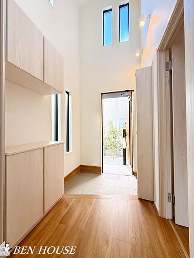 玄関・玄関上部が吹抜になっており開放感溢れる気持ちの良い空間になっております。