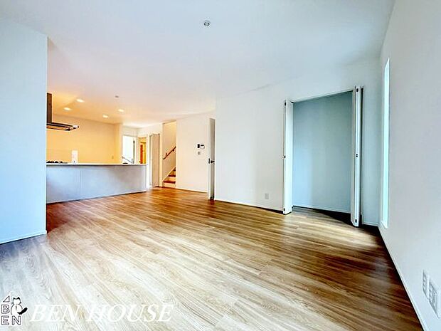 リビング・人気の対面キッチンを採用した広く開放的なＬＤＫ。ご家族が自然と顔を合わせる空間に。