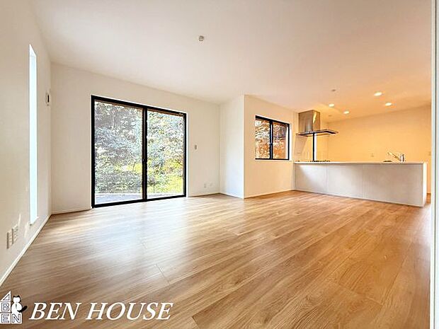 リビング・LDKは採光面が多く光がしっかり差し込みますので、ご家族の団らんも自然と笑顔が溢れますね。