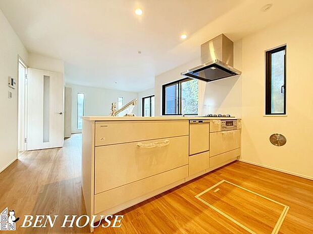 キッチン・キッチンはコミュニケーションがスムーズに取れる対面式。お料理をしながらご家族との会話も弾みそうです。