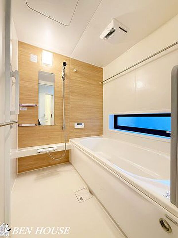 バス・足を伸ばしてゆったりと入れる広々タイプのバスルーム。お子様との団らんの時間にもピッタリな空間です。雨の日のお洗濯に便利な浴室乾燥機完備で忙しいママをサポートします。