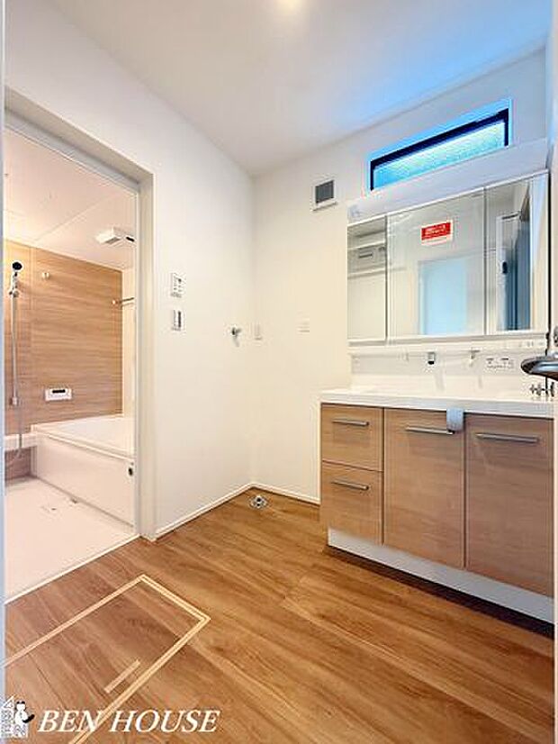 洗面・清潔感のある洗面台。鏡は三面鏡になっており、鏡裏にも収納が出来ます。