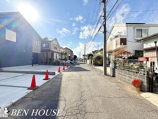 前面道路含む外観・ゆとりある前面道路に面した開放感溢れるお住まいです！